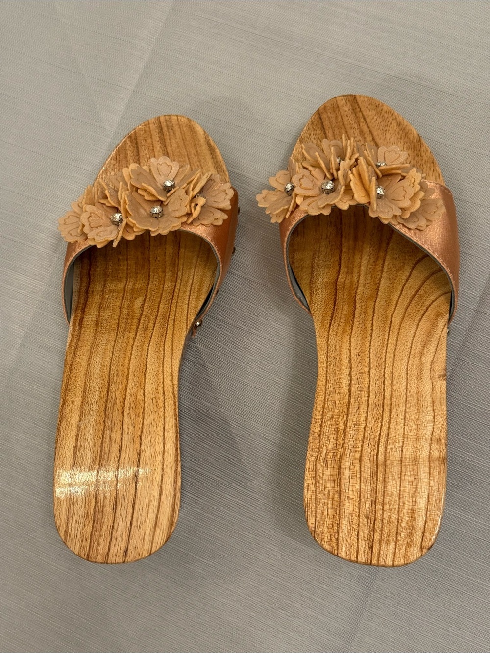 Women's Floral Slide Sandals in Tan, Carved Wood Platform size 7.5